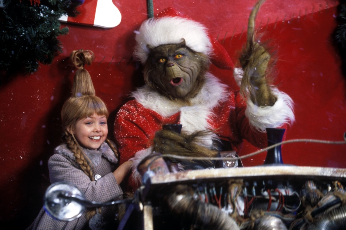 Taylor Momsen as Cindy Lou Who shares a festive moment with Jim Carrey's Grinch in How the Grinch Stole Christmas (2000)