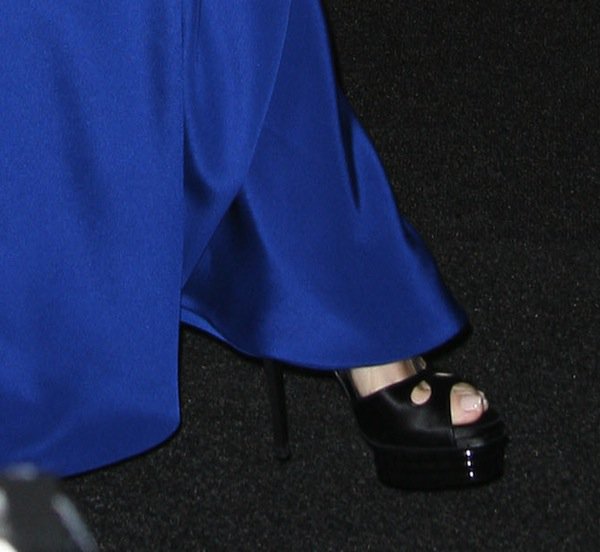 Tina Fey shows off her feet in triple-stacked Roger Vivier platforms