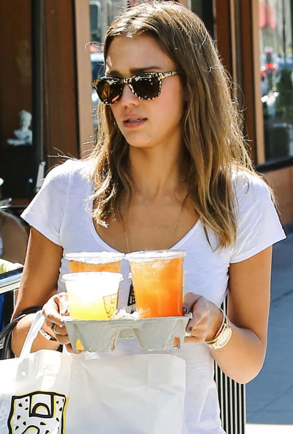 Jessica Alba grabbing lunch from Le Pain Quotidien