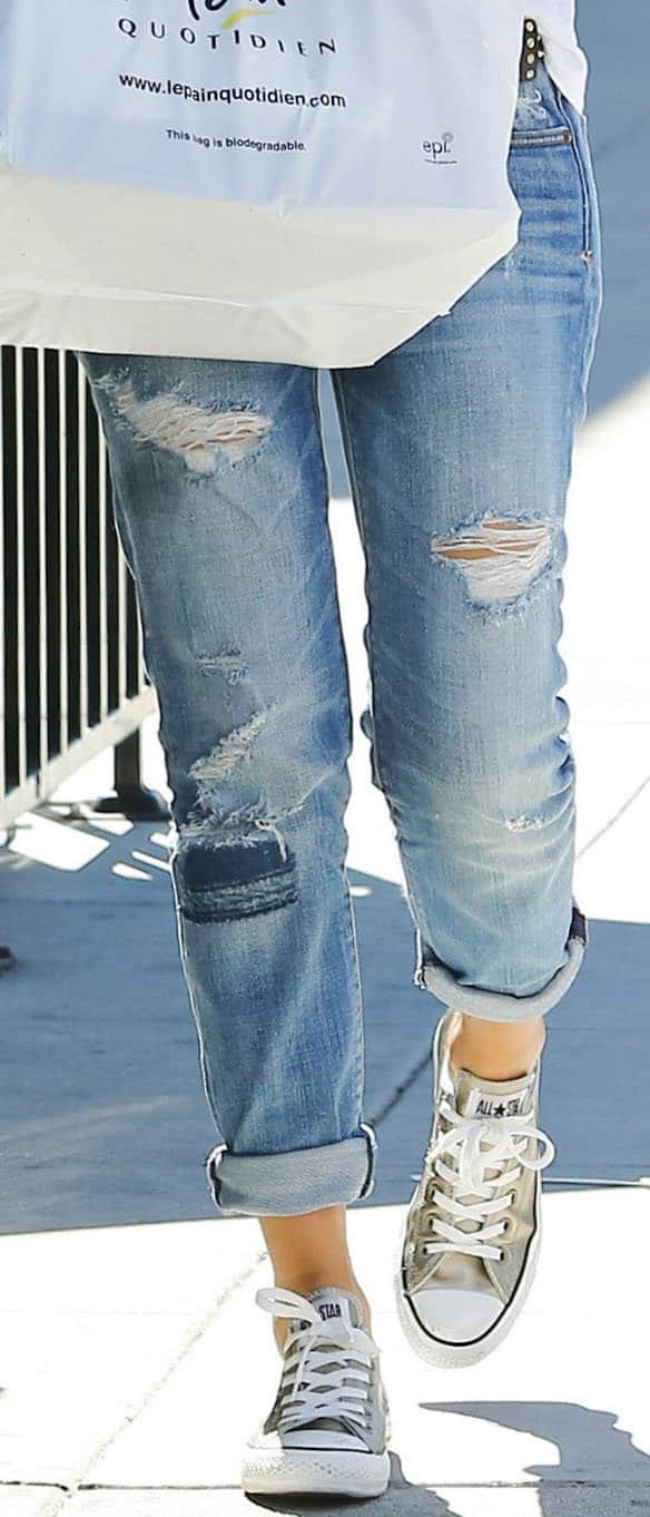 Jessica Alba pairs her relaxed American Eagle ripped jeans with metallic gold Converse All Star low-top sneakers