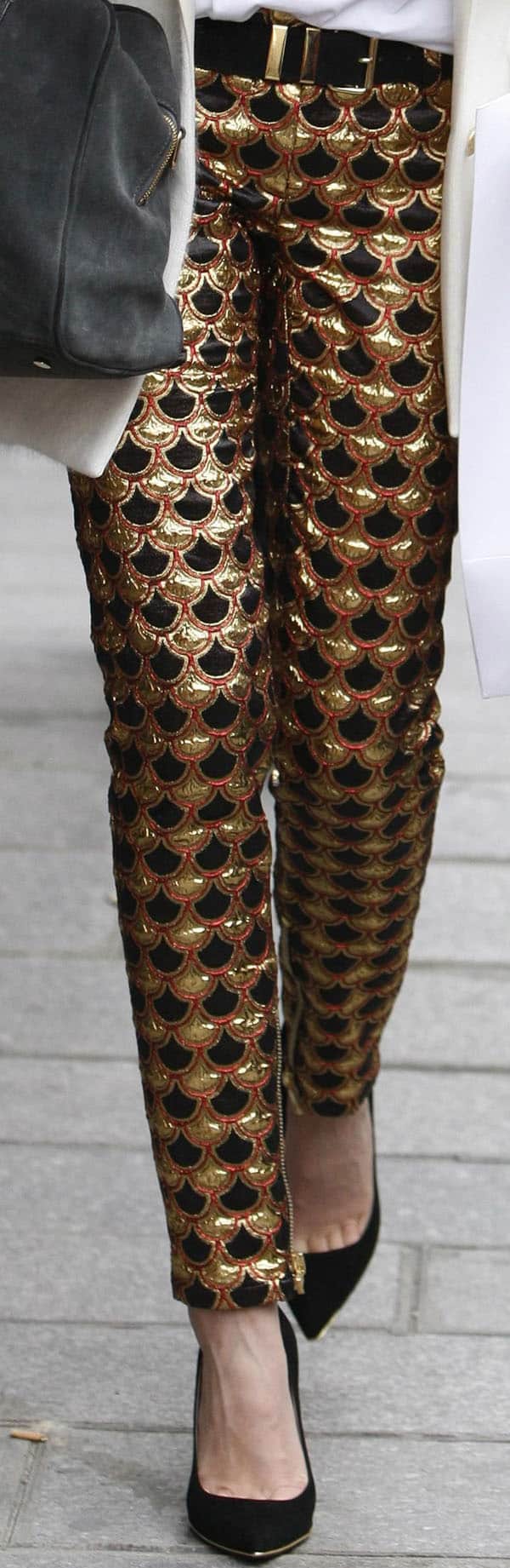 Miranda Kerr’s Balmain suede pumps feature a pointed toe and sleek stiletto heel, both of which help elongate her legs and create a streamlined, statuesque silhouette