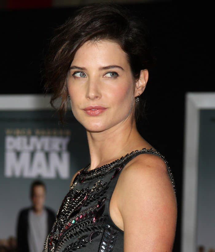 Cobie Smulders styled her brunette tresses in a romantic side-swept updo, showcasing her flawless makeup and delicate Graziela earrings