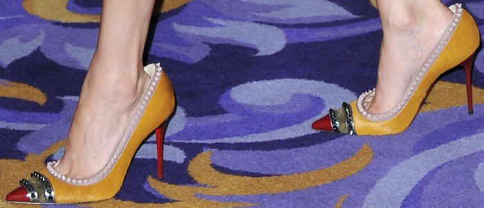 Elizabeth Banks wears a pair of too-big "Malabar Hill" pumps on her feet
