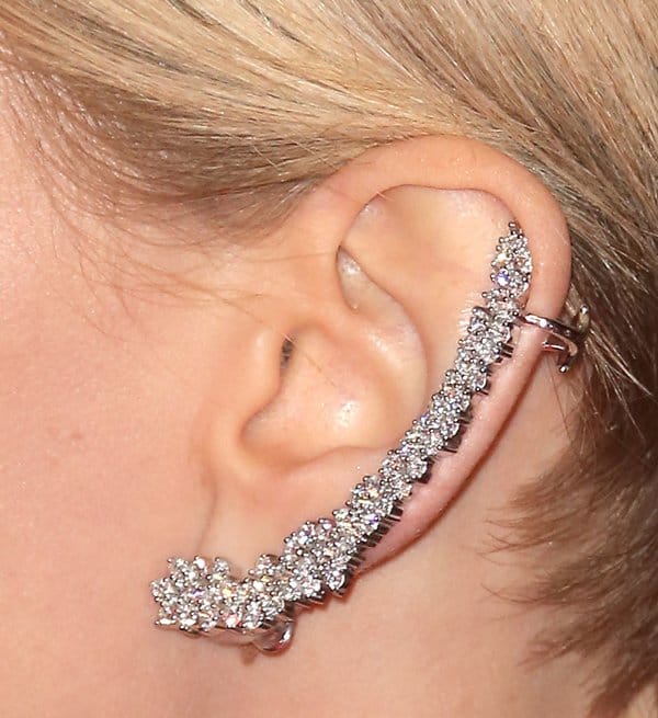 Jennifer Lawrence’s Ana Khouri diamond ear cuff traces the curve of her ear in a sparkling line, adding a refined yet edgy accent that echoes the sharp structure of her monochrome Dior ensemble