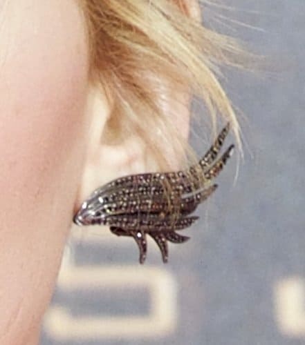 Jennifer Lawrence’s Ana Khouri winged ear cuff sweeps upward in blackened gold and diamonds, adding a sharp, architectural edge that mirrors the fierce detailing of her spiked sandals