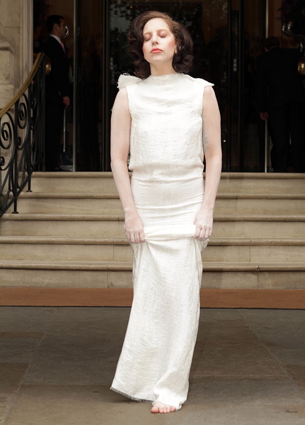 Lady Gaga's all-white dress that made her look like a statue