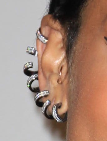 Rihanna highlights her unique spiral diamond ear cuff at the 2013 American Music Awards