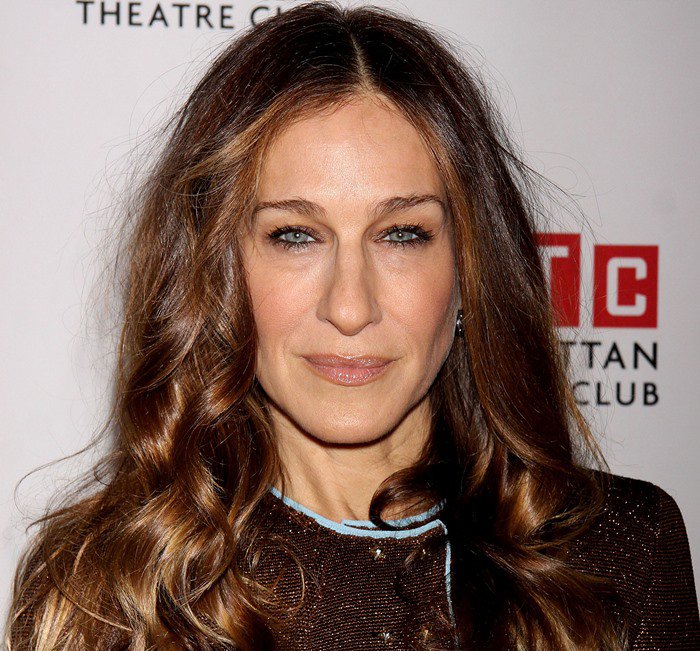 Sarah Jessica Parker wears her naturally curly hair in soft, glossy waves, a texture her longtime hairstylist Mandy Lyons has said is the actress’s natural hair pattern