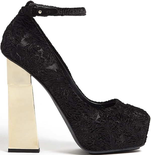 Aperlai Exclusive "Geisha Doll" Black Embroidered Pump