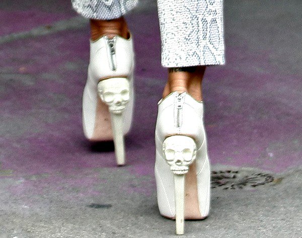The skull embellishments on the heels gave Jodie’s otherwise polished snakeskin look a dark, edgy finish
