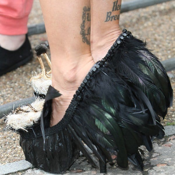 The heels’ textured feather details and sculptural nests created a surreal, avant-garde effect from every angle