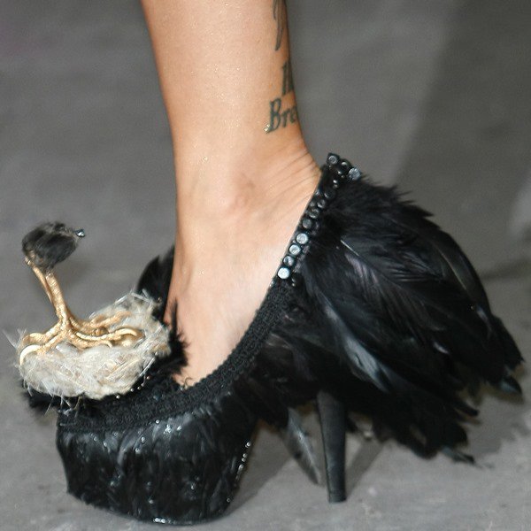 The shoe’s striking design included miniature bird’s nests perched at the toe, making them one of Jodie’s most eccentric footwear choices