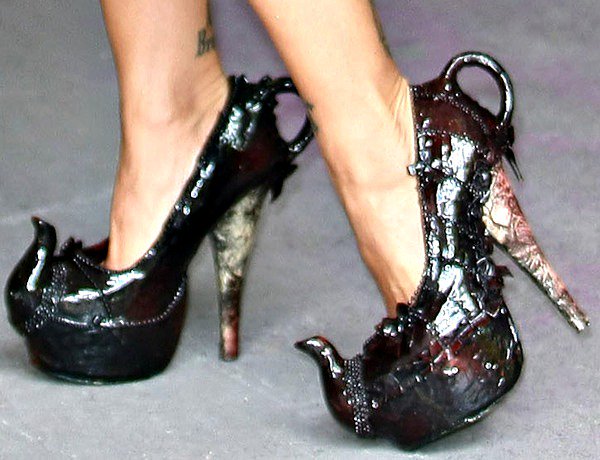 Her sculptural teapot-inspired pumps, complete with spouts and handles, showcased Milly J Shoes’ theatrical, Alice in Wonderland–inspired design