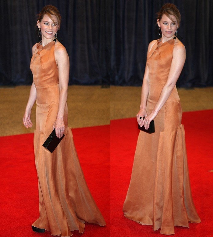 Elizabeth Banks stepped onto the red carpet at the 2013 White House Correspondents’ Association Dinner in a fluid, floor-length Roland Mouret gown, discreetly elevating the look with Brian Atwood “Hamper” platform pumps hidden beneath the sweeping hem