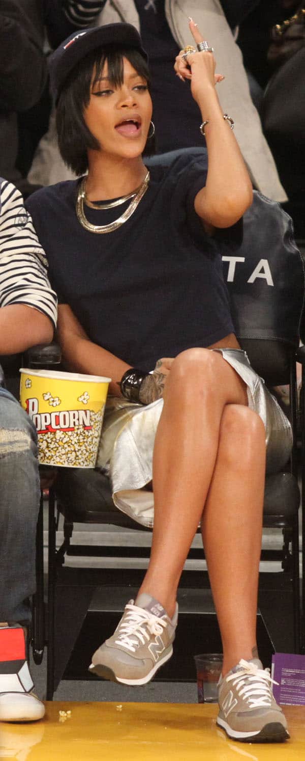 Rihanna let her short bob and fringes down