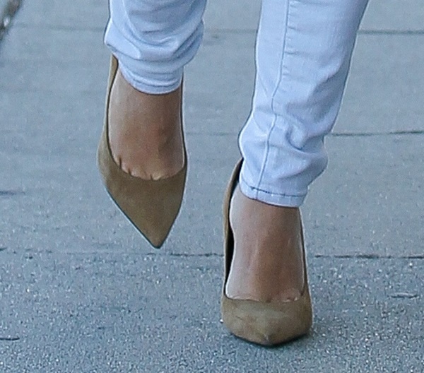 Kim Kardashian showing toe cleavage in brown suede Saint Laurent "Paris" pumps