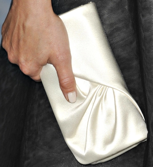 Kristen Bell complemented her look with a chic ivory satin clutch and a soft nude manicure