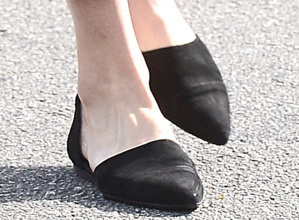 Mandy Moore steps out in elegant black d’Orsay flats by Jenni Kayne, combining comfort with timeless style
