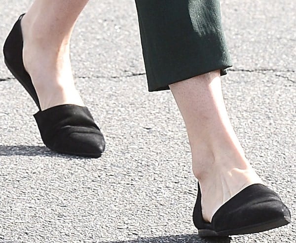 Mandy Moore steps out in elegant black d’Orsay flats by Jenni Kayne, combining comfort with timeless style