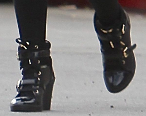 Ariana Grande styled her black leggings with matching&nbsp;wedge sneakers