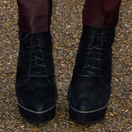 Suki completed her androgynous look with a pair of black suede platform wedge ankle boots