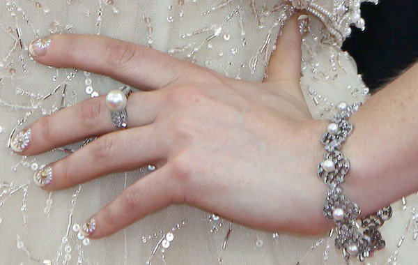 Zooey Deschanel's pretty daisy manicure