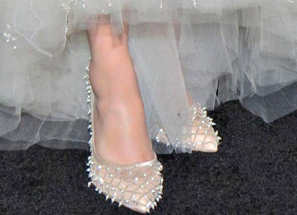 Zooey Deschanel shows off her feet in Oscar de la Renta pumps