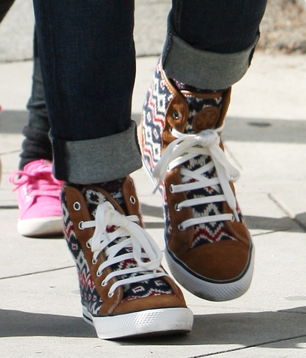 Jessica Alba cuffed her jeans to spotlight her Tory Burch “Noah” hi-top sneakers, letting the Fair Isle knit pattern take center stage