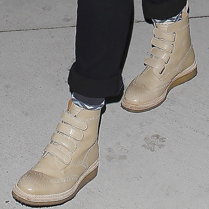 Jessica Alba’s Weber Hodel Feder brogue boots feature a nude leather finish, wingtip detailing, and signature Velcro straps that fuse artisanal craftsmanship with a sporty, avant-garde twist