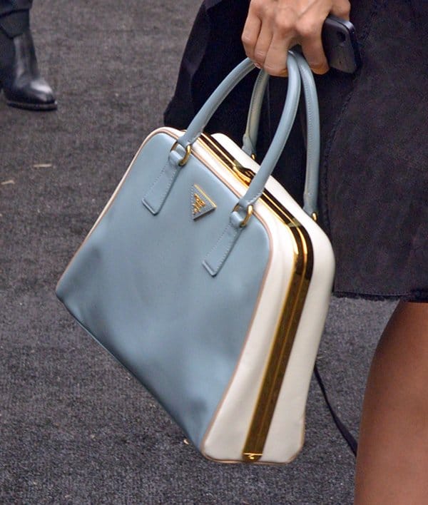 Petra Němcová’s pastel blue Prada Pyramid tote stood out with its structured silhouette, gold-tone trim, and vintage-inspired dual-compartment design