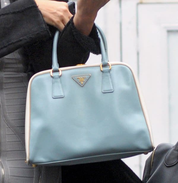 A closer look at Petra Němcová’s Prada Pyramide handbag reveals its sleek pastel blue exterior, contrast ivory side panels, and signature gold-tone frame—hallmarks of the brand’s archival craftsmanship and vintage-inspired elegance