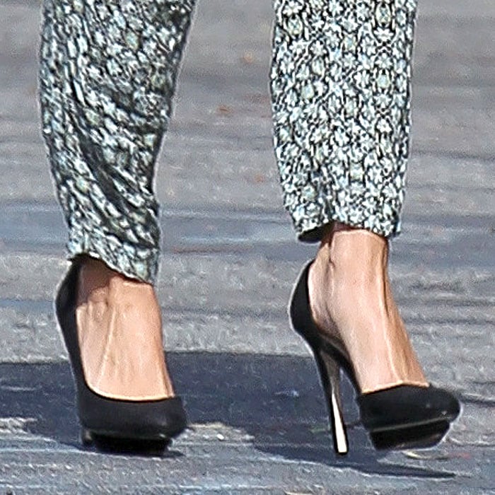 Selena Gomez elevates her floral jumpsuit with Zara’s cutout asymmetric faux suede platform pumps — a sleek, sculpted design that fuses classic femininity with bold, modern edge