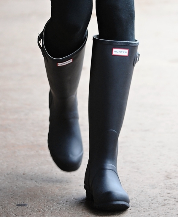 Alessandra Ambrosio paired her gym clothes with Hunter rain boots