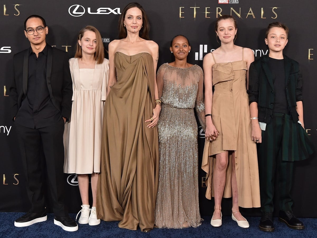 Maddox Jolie-Pitt, Vivienne Jolie-Pitt, Angelina Jolie, Knox Jolie-Pitt, Shiloh Jolie-Pitt, and Zahara Jolie-Pitt
