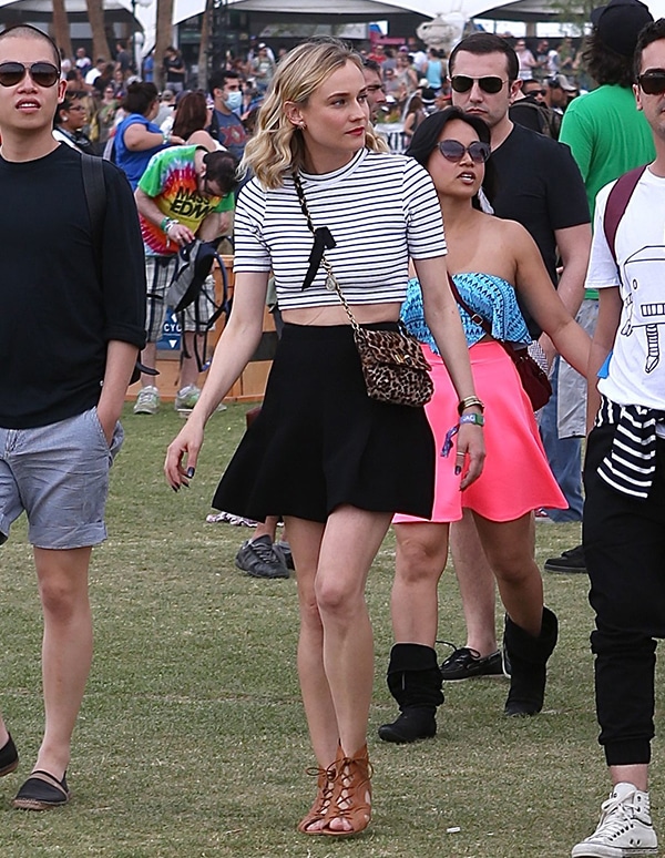 Moving through the crowd, Diane Kruger’s flared skirt and striped crop top create a breezy silhouette that feels perfectly in tune with the festival atmosphere