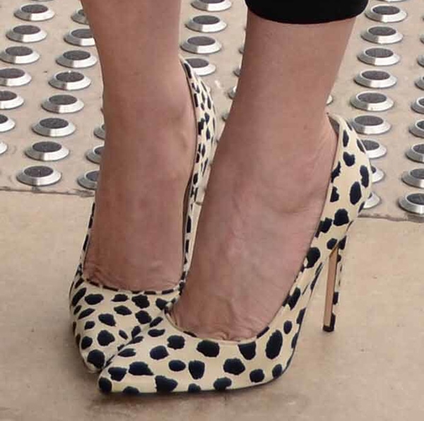 Leslie Mann wearing Bionda Castana "Daphne" pumps
