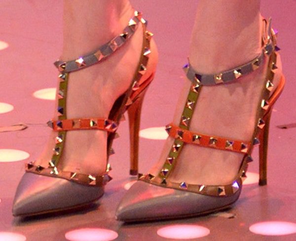 Emma Stone’s feet take center stage in Valentino Rockstud pumps, where multicolored leather straps and gleaming pyramid studs frame a sleek pointed toe and towering stiletto, blending sharp elegance with signature edge