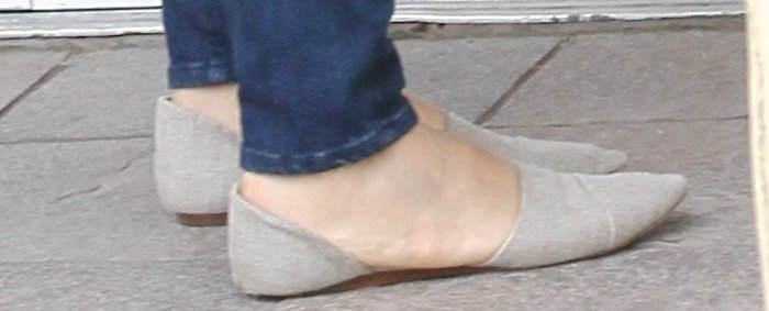 Jessica Alba paired her pointy d'Orsay flats with blue jeans