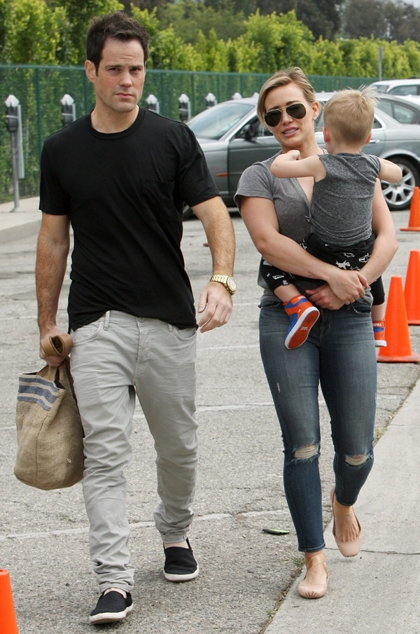 Hilary Duff at the Beverly Hills farmers market with son Luca and estranged husband Mike Comrie in Beverly Hills on May 26, 2014