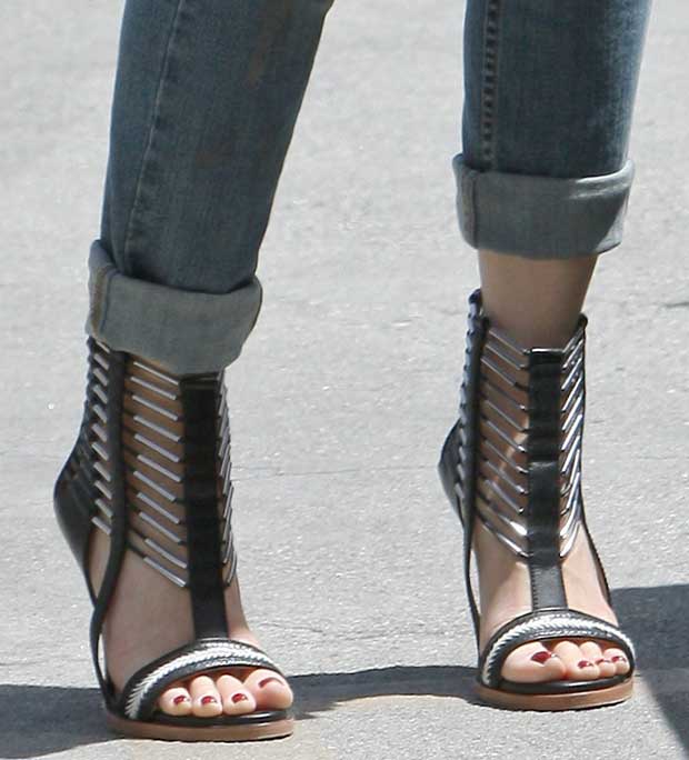 Gwen Stefani shows off her sleek L.A.M.B. 'Fiona' sandals paired with a bold red pedicure