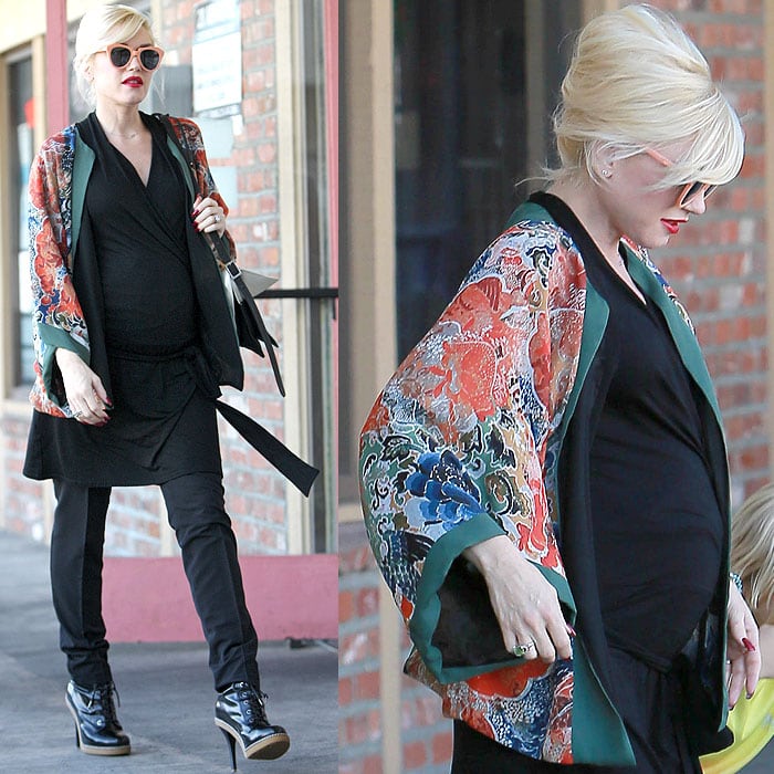 Gwen Stefani steps out in Beverly Hills on December 27, 2013, showcasing a chic Zara kimono top with elbow-length sleeves, paired with black L.A.M.B. Nichol booties and Karen Walker Number One sunglasses