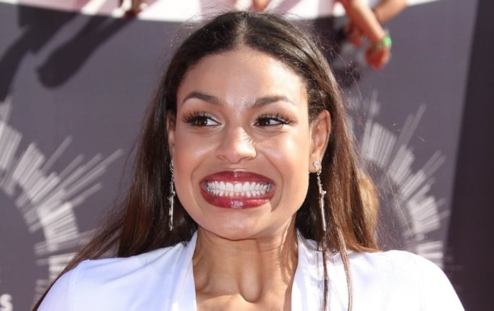 Jordin Sparks accessorized with drop earrings