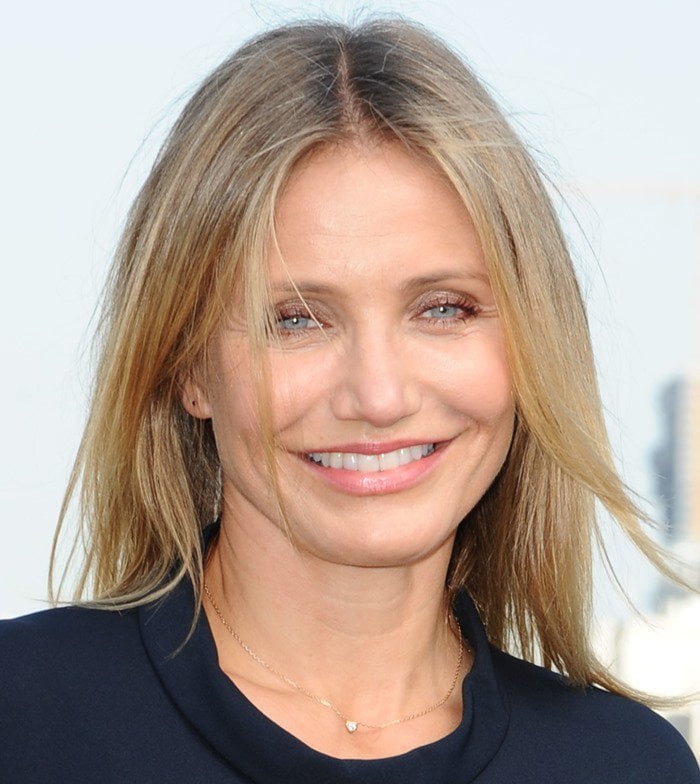 Cameron Diaz pairs soft, natural makeup with loose blonde layers and a delicate gold necklace, reinforcing the relaxed minimalist style that defined much of her 2010s fashion era