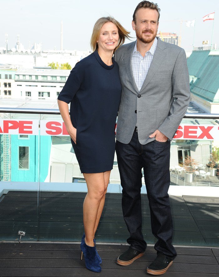 Cameron Diaz keeps the focus on her navy Stella McCartney shift dress and rich blue suede Ferragamo booties, using the monochromatic styling to create a longer, cleaner silhouette beside Jason Segel
