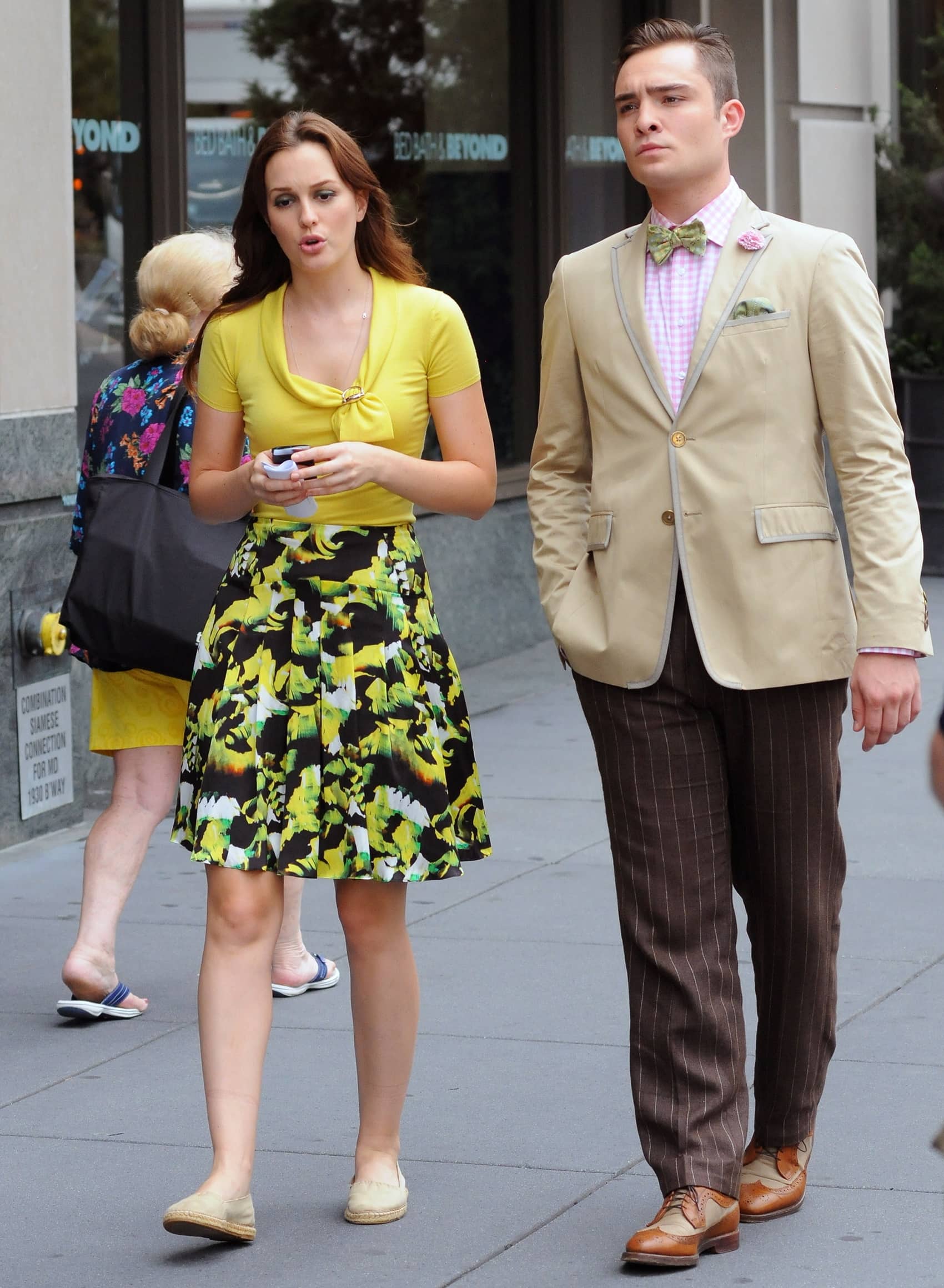 Leighton Meester and Ed Westwick filmed Gossip Girl on the streets of Manhattan on August 10, 2012, with Meester’s bright floral ensemble and Westwick’s polished tailoring reflecting the show’s distinctly Upper East Side approach to fashion