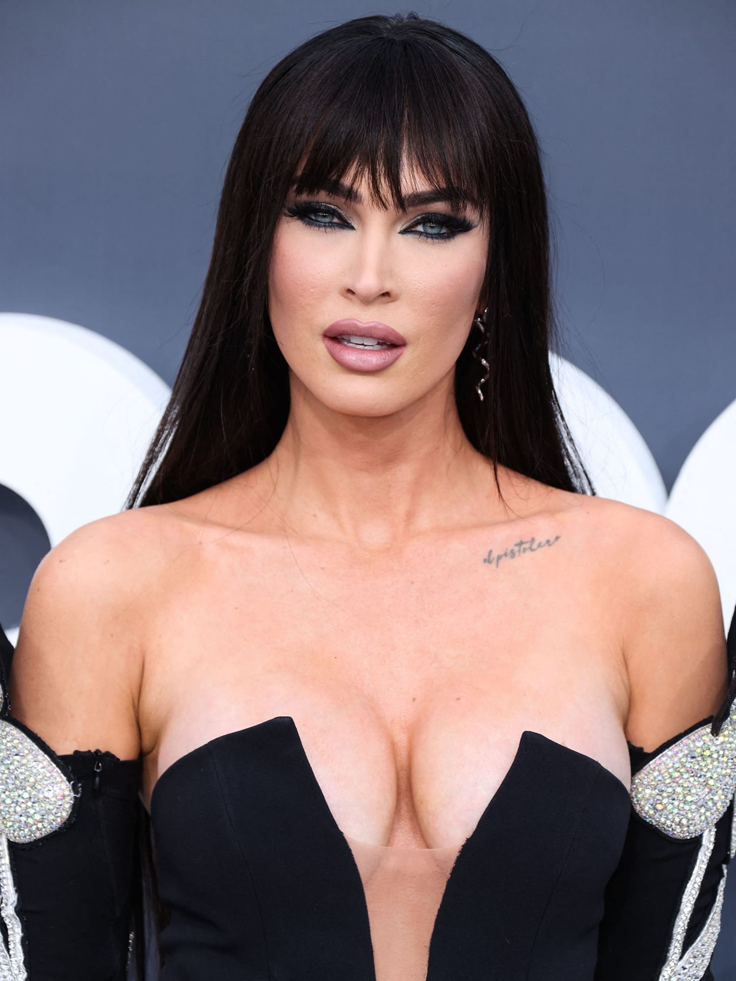 Megan Fox commanded attention in a strapless black cady gown by David Koma, its sculpted tailoring and plunging neckline delivering high-impact red-carpet drama