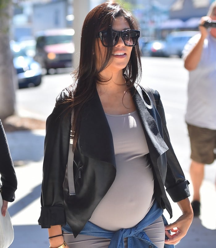 Pregnant Kourtney Kardashian showing off her growing baby bump