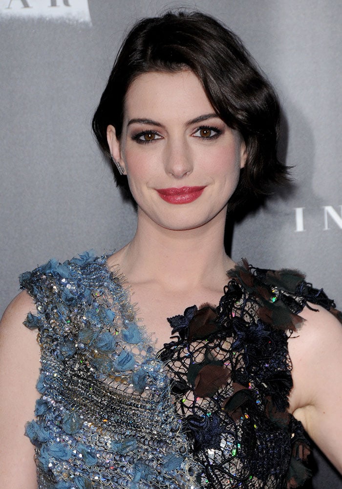 Anne Hathaway completed the look with a rouge lip and a wavy bob