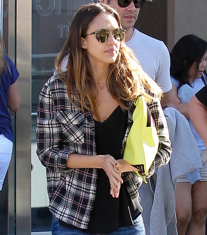 Jessica Alba rocking cropped jeans with a black T-shirt by Krisa