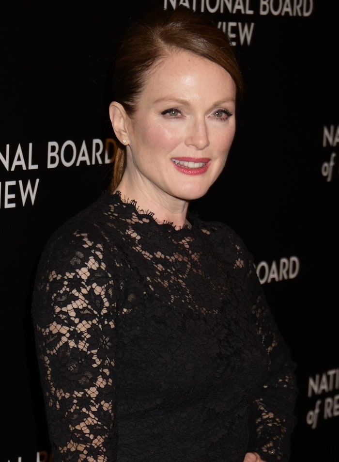 The actress highlights her elegance in a long-sleeved black lace bodice, keeping her beauty look understated yet radiant